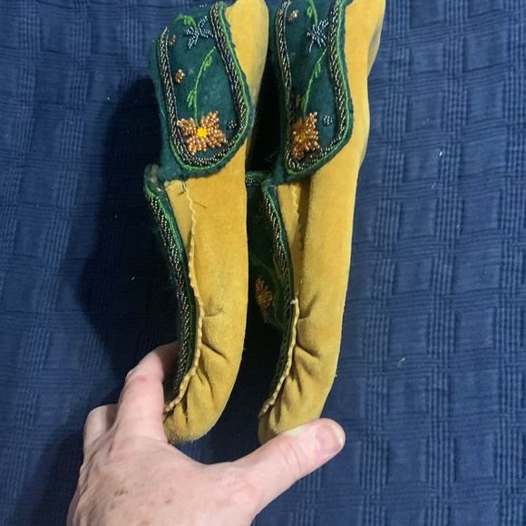 Leather moccasin house shoes with felt and beautiful beadwork - Picture 2 of 5